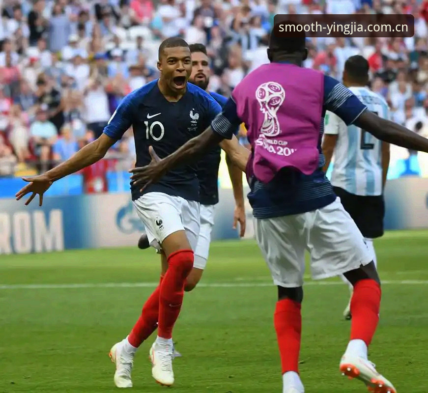 法国队3-0完胜伊拉克提前出线，姆巴佩百场里程碑追平克洛泽